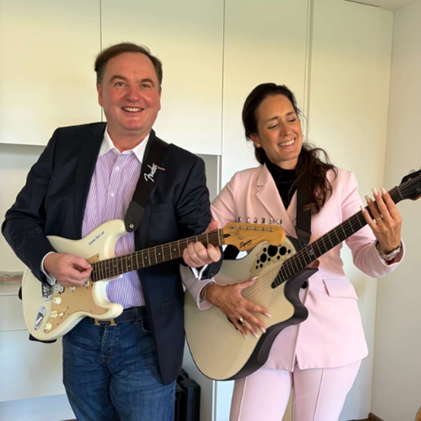 Bernd Hinteregger und Christina Mateju-Ertl mit Gitarren bei der Podcast-Aufzeichnung
